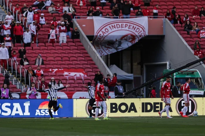 Inter perde para o Santos, permanece no Z-4 e aumenta pressão sobre Pezzolano