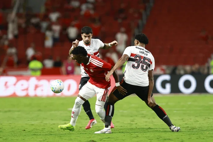 São Paulo e Inter se enfrentam em duelo de pressionados no Morumbi