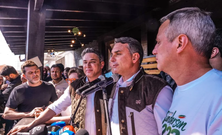 Flávio Bolsonaro visita Expointer ao lado de Zucco e recebe demandas do agro gaúcho