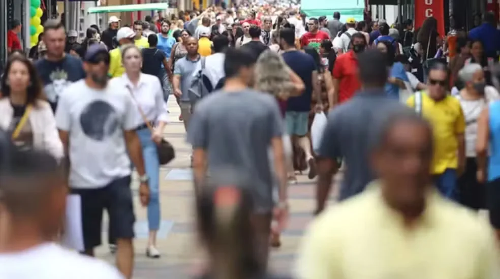 Desemprego cai a 5,3%, mas inadimplência das famílias atinge recorde no Brasil