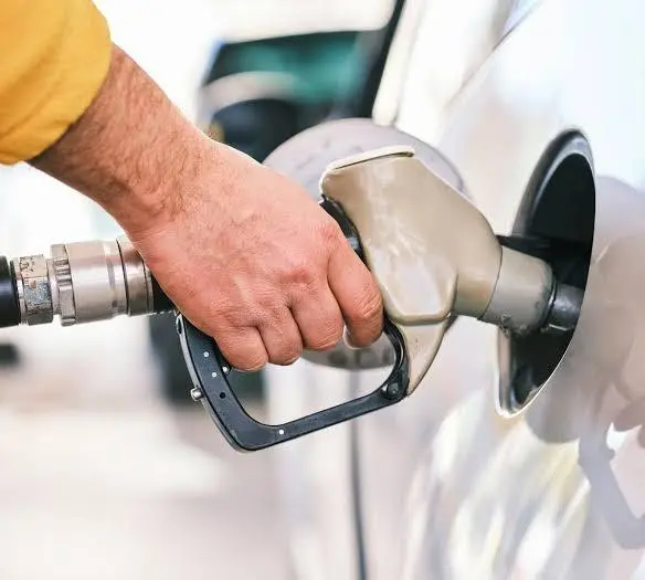 Lula assina decreto que reduz tributos sobre gasolina e MP que cria subsídio para diesel
