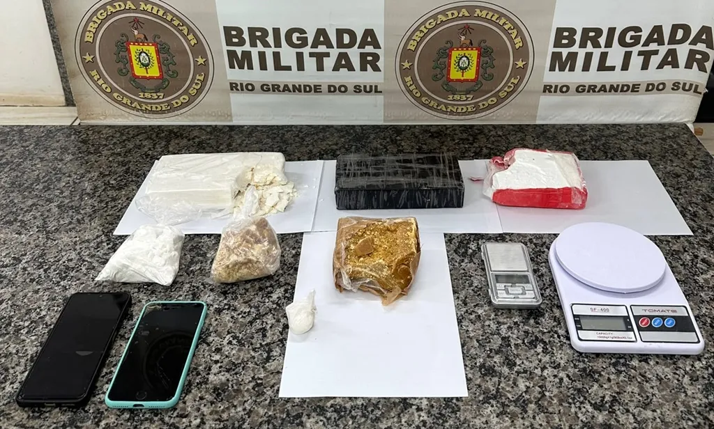 Dupla é presa com mais de 3 quilos de drogas, em Santo Ângelo