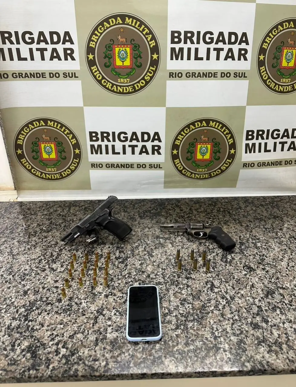 Brigada Militar prende dois homens por porte irregular de armas em Santo Ângelo