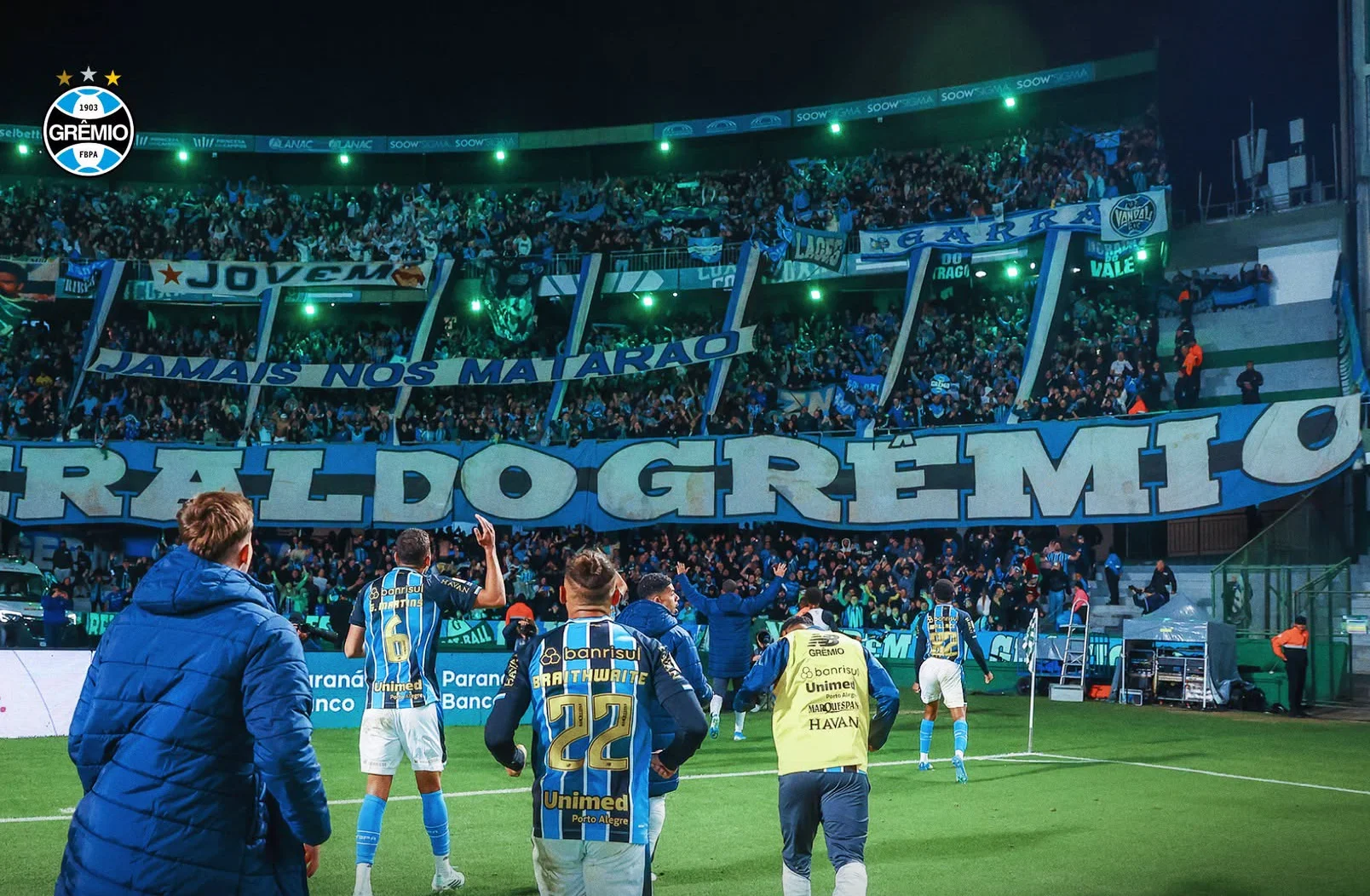 Com gol no fim, Grêmio supera o Coritiba e vence a primeira fora de casa no Brasileirão