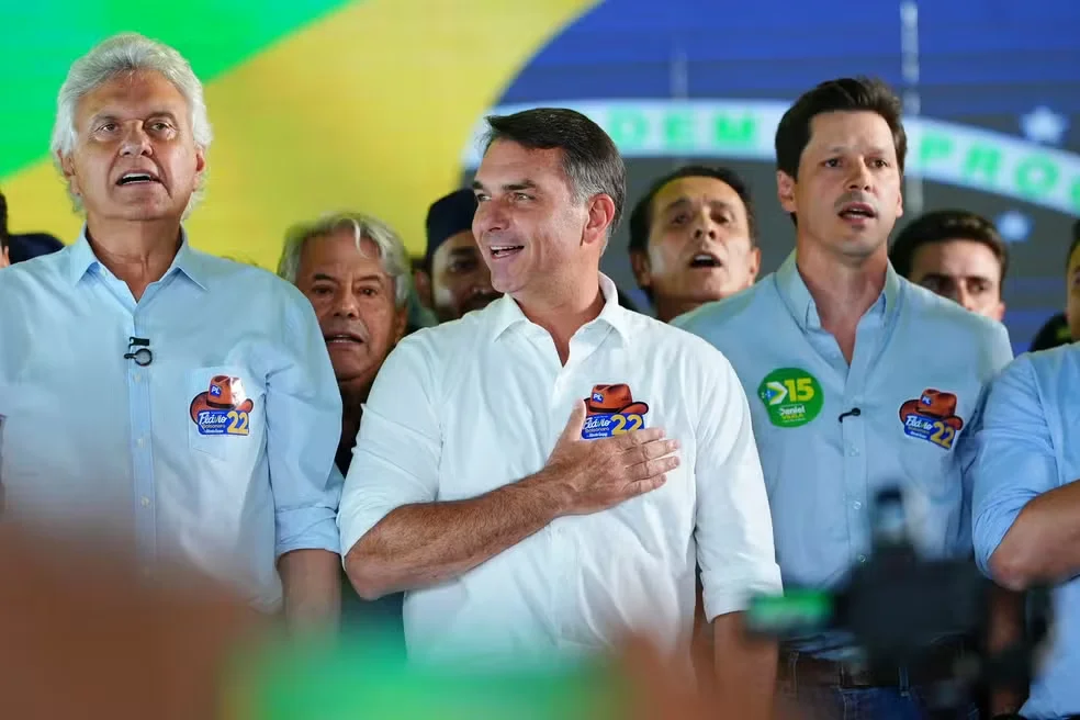 Flávio Bolsonaro diz que mudanças na Constituição citadas por ele incluem redução da maioridade penal e reforma do Judiciário