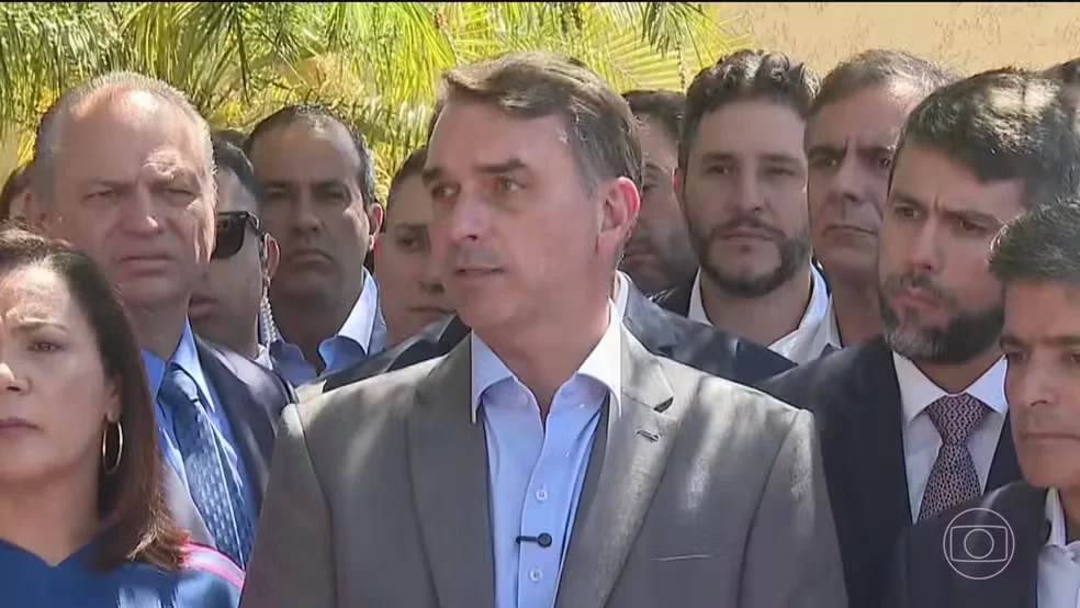 Flávio Bolsonaro defende fim da reeleição e diz que mudança deve valer já em eventual mandato