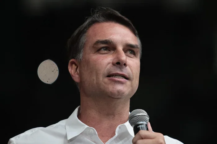 Flávio Bolsonaro aceita abrir sigilos, mas impõe 18 condições a Lula