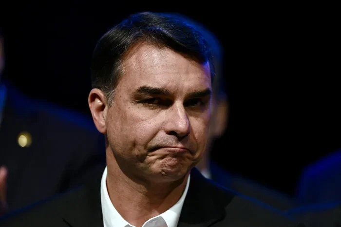 Aliados dizem que Flávio Bolsonaro deixou o Brasil com destino aos Estados Unidos