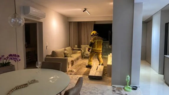 Mulher sofre queimaduras após explosão e incêndio em apartamento em Santa Rosa