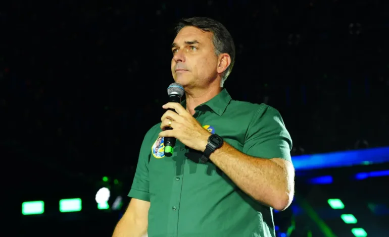Flávio Bolsonaro se declara “verdadeiro presidente do Brasil” em carta divulgada nos EUA