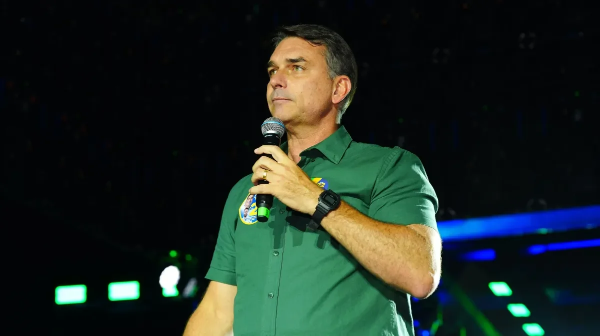 Flávio Bolsonaro se declara “verdadeiro presidente do Brasil” em carta divulgada nos EUA