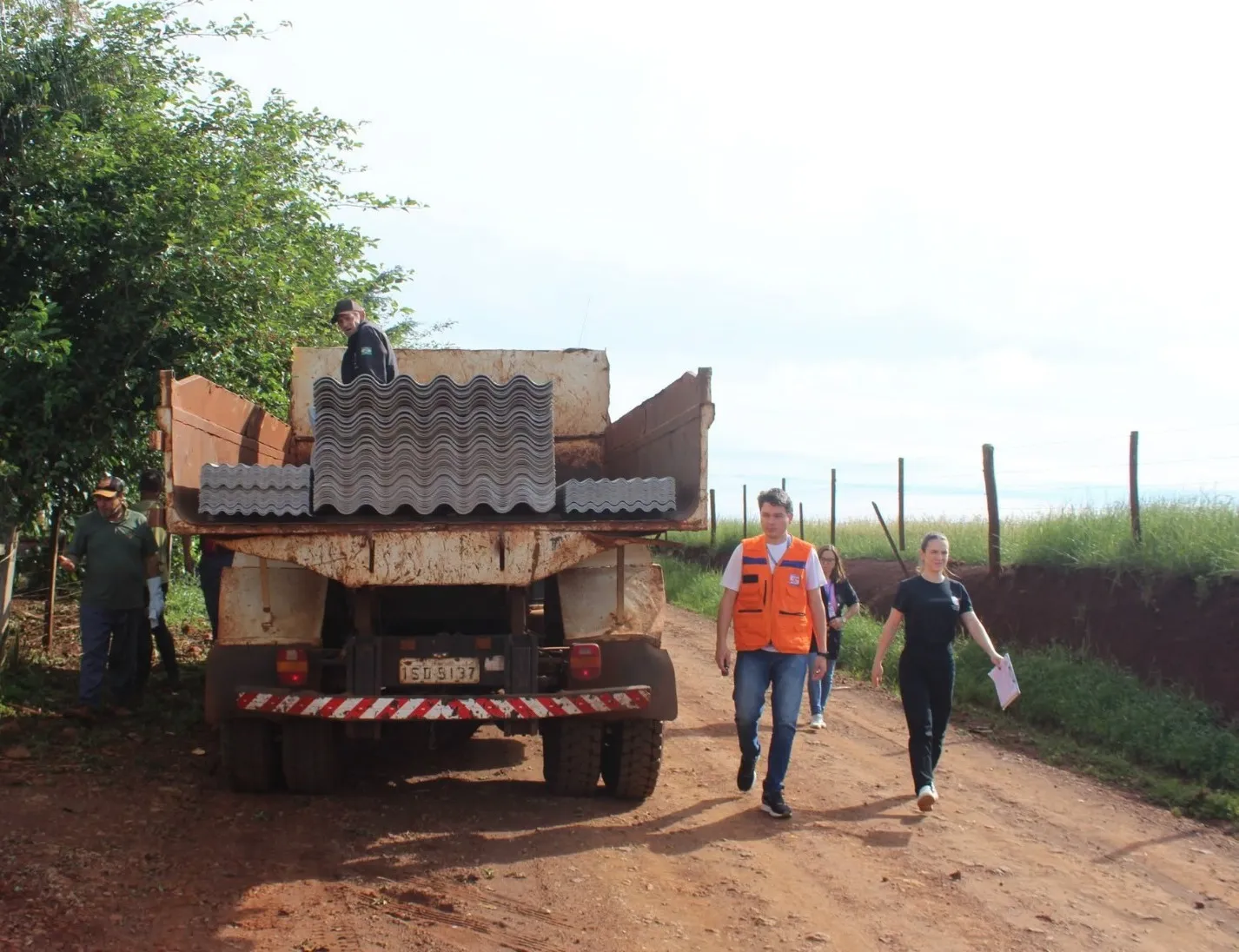 Prefeitura de Entre-Ijuís realiza entrega de telhas a famílias atingidas pelos temporais