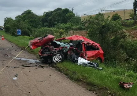 Acidente entre carro e caminhão deixa dois mortos na BR-386 em Carazinho