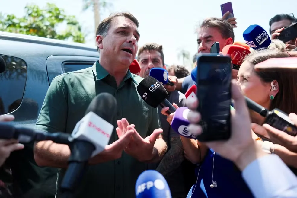 Flávio Bolsonaro declara voto a favor do fim da escala 6×1 no Senado
