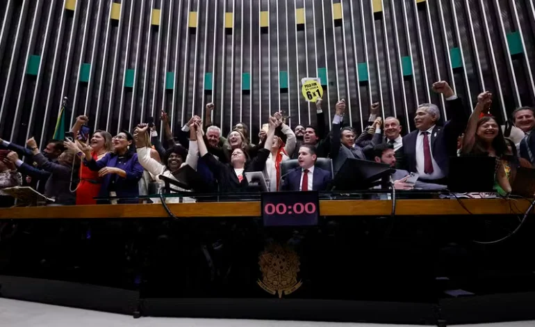 Fim da escala 6×1 é aprovada: entenda a mudança na jornada e os próximos passos para a regulamentação