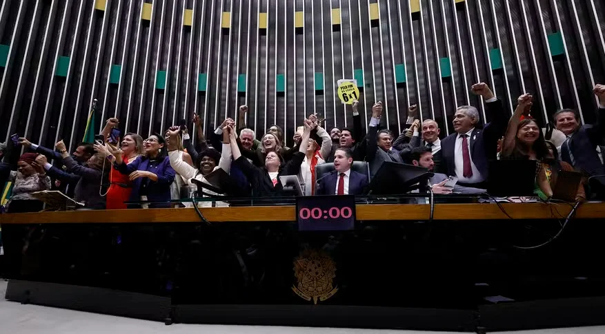 Fim da escala 6×1 é aprovada: entenda a mudança na jornada e os próximos passos para a regulamentação