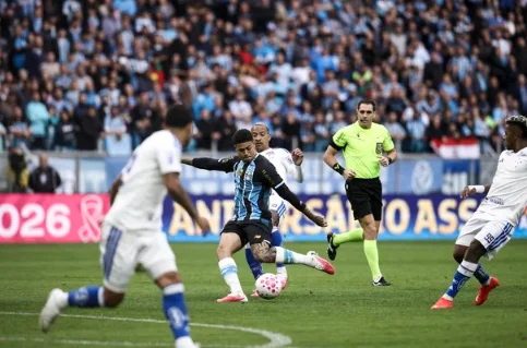 Na Arena, Grêmio é goleado pelo Cruzeiro e afunda na zona de rebaixamento do Campeonato Brasileiro