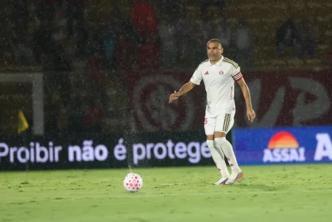Com goleiro expulso, Inter perde para o Mirassol e segue no Z-4 do Brasileirão
