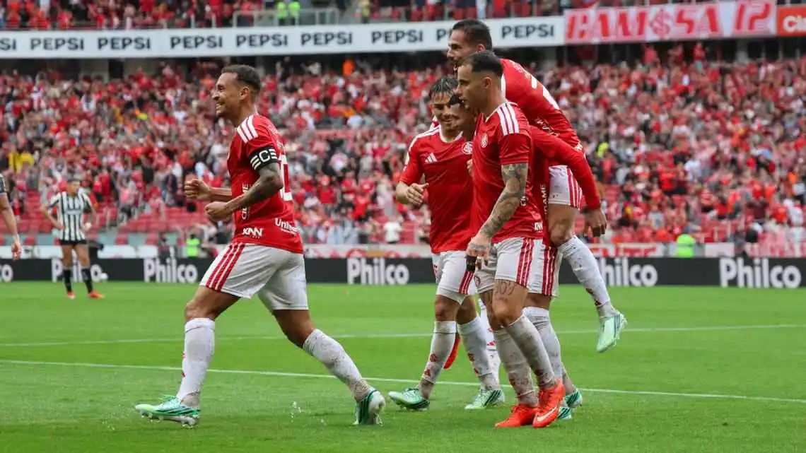 Inter vence o Botafogo por 3 a 0 e deixa a zona de rebaixamento do Brasileirão