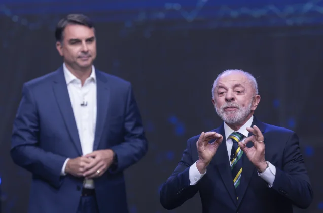 Lula diz que espera Flávio hoje às 11h no TSE para abrir sigilos