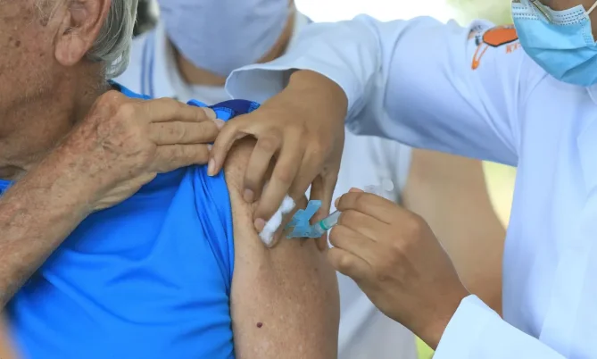 Santo Ângelo inicia vacinação com Pneumo 20 para idosos a partir de 85 anos