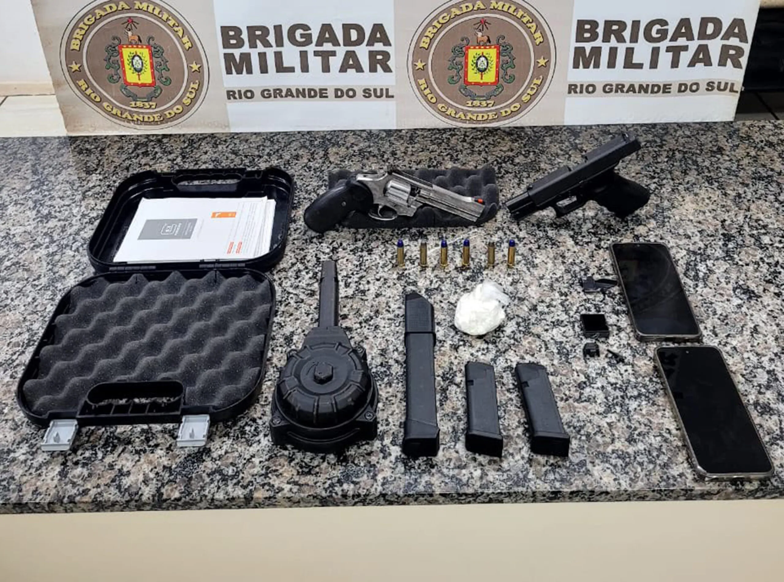 BM prende dupla por porte ilegal de arma de fogo e tráfico de drogas em Santo Ângelo