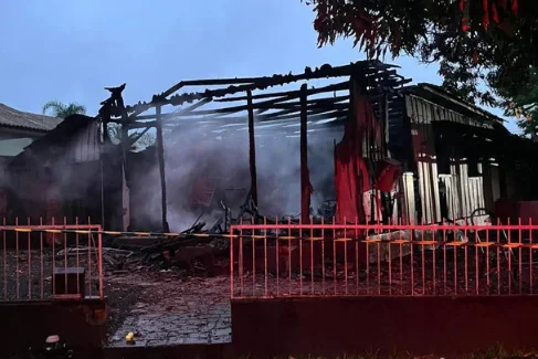 Incêndio destrói casa em Santa Rosa; polícia investiga suspeita de violência doméstica